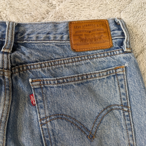 Levi's Jeans Women's 28 Blue Shut Up Wash Wedgie Fit High-Rise Raw Hem 27” - Picture 4 of 11